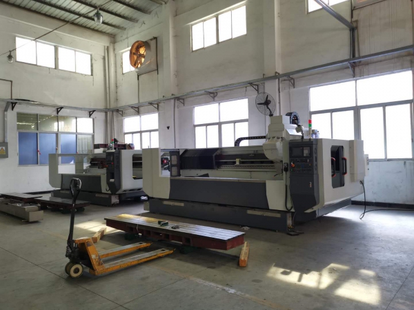 鋁型材加工設(shè)備研發(fā)專家，精工品質(zhì)。30臺鋁型材設(shè)備對外加工