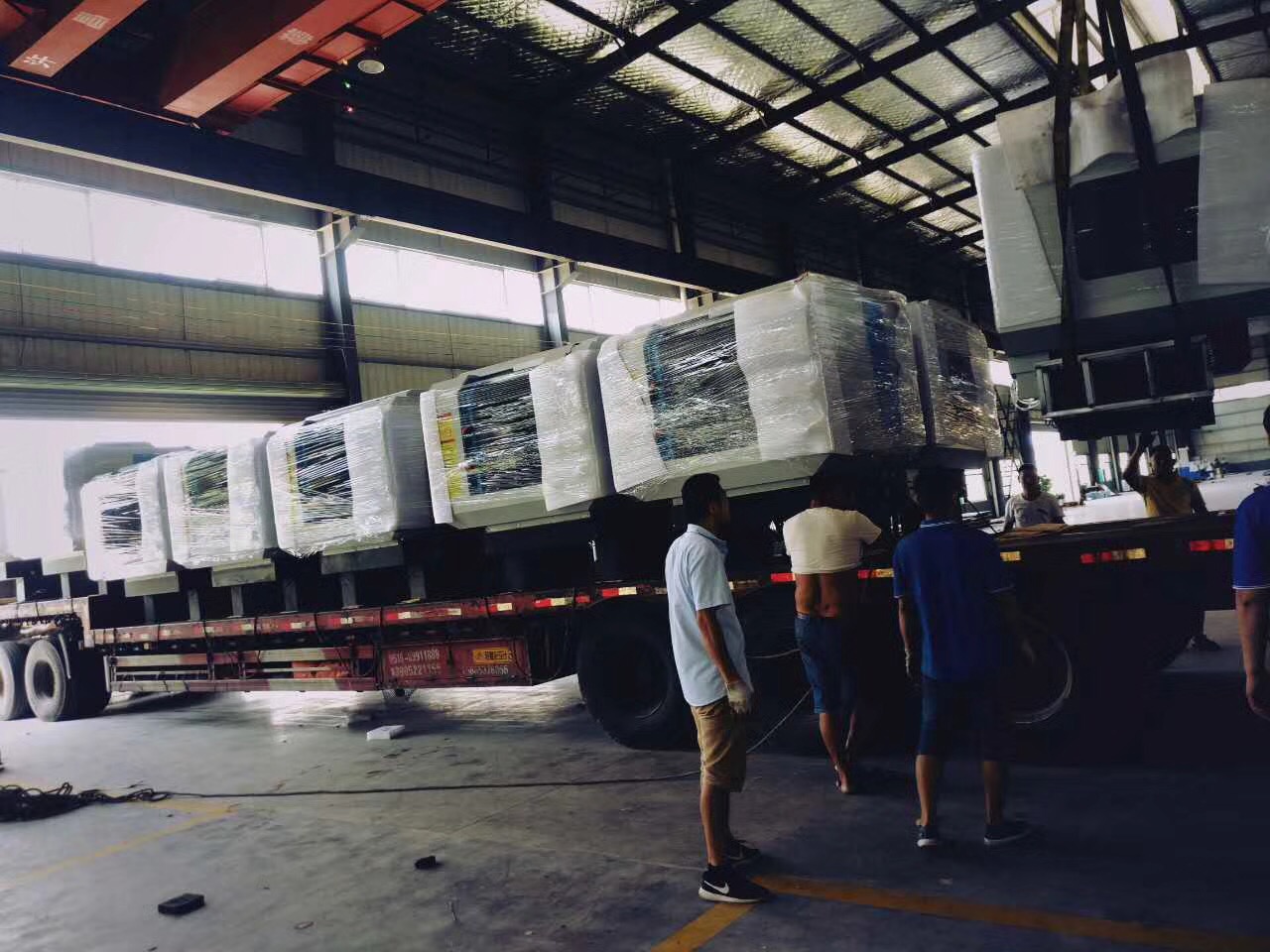 2018深雕数控迎来第二批玻璃精雕机，双头精雕机紧张出货，得到客户的高度认可。